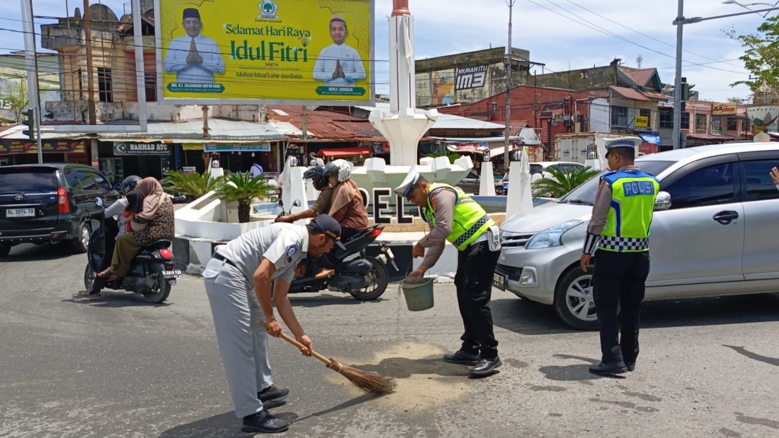 Respons Cepat Satlantas Polres Aceh Barat Tangani Tumpahan Minyak, Cegah Potensi Kecelakaan di Simpang Pelor